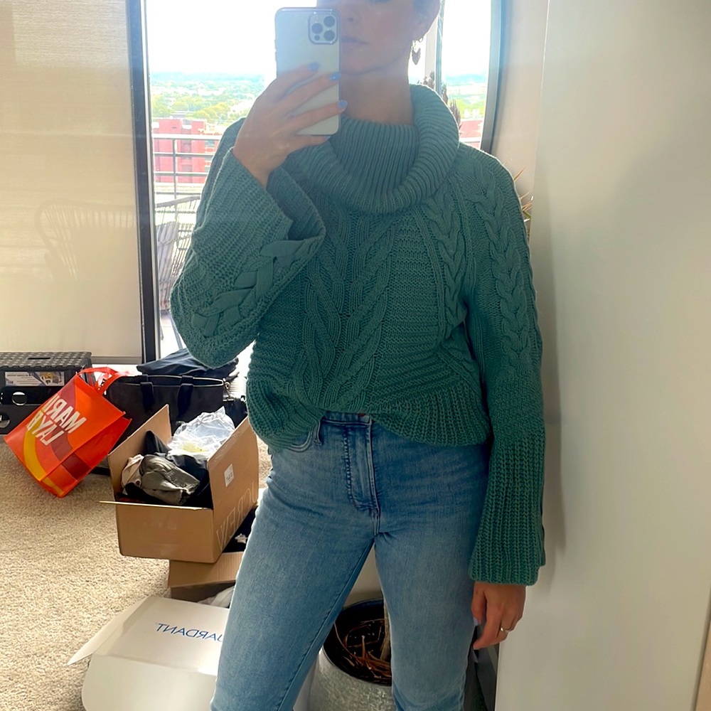 Express Sweater - Picture 4 of 4